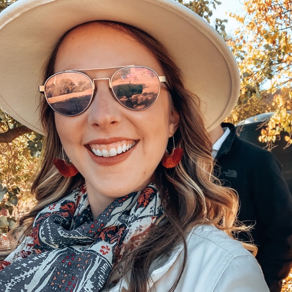 Meet your Posher, Casey - Picture 1 of 6